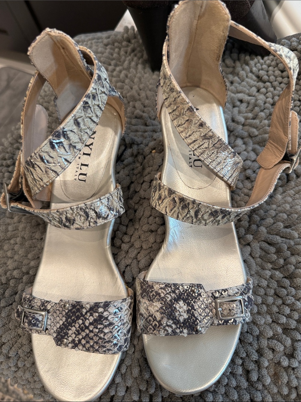 Anyi Lu Snakeskin Strap Sandals - Silver Gray